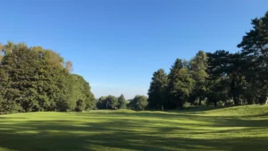 Blick auf einen Fairway des Golfclub Hubbelrath in Düsseldorf