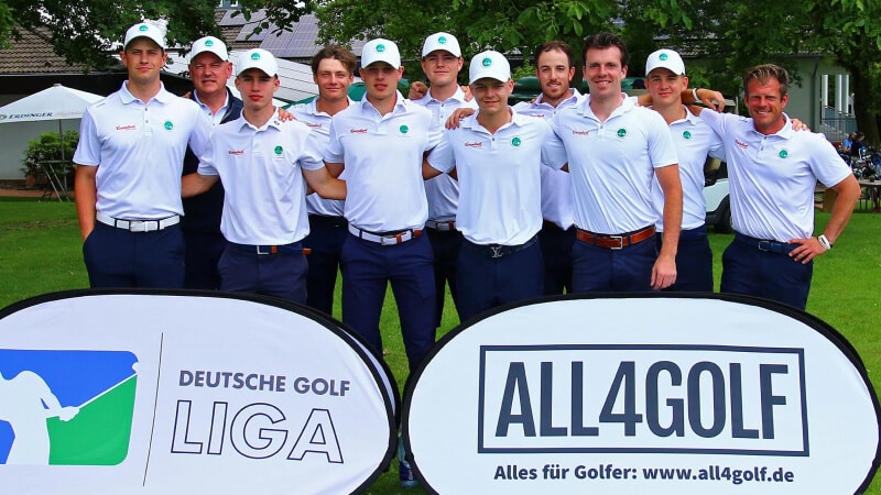 Trainer Alexander Schmitt mit seinem Team der Herrenmannschaft des Golf Club Hubbelrath, dass sich vorzeitig für das Final Four qualifiziert hat
