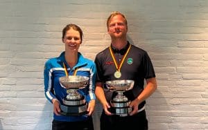 Maria Anetseder und Frederik Strünker halten die Siegerpokale der Deutschen Meisterschaft AK-30