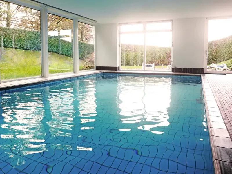 Innenansicht des Schwimmbads