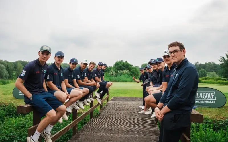 Spieler der Herrenmannschaft des GC Hubbelrath sitzen gemeinsam am Abschlag und verfolgen das Turniergeschehen in Hösel.