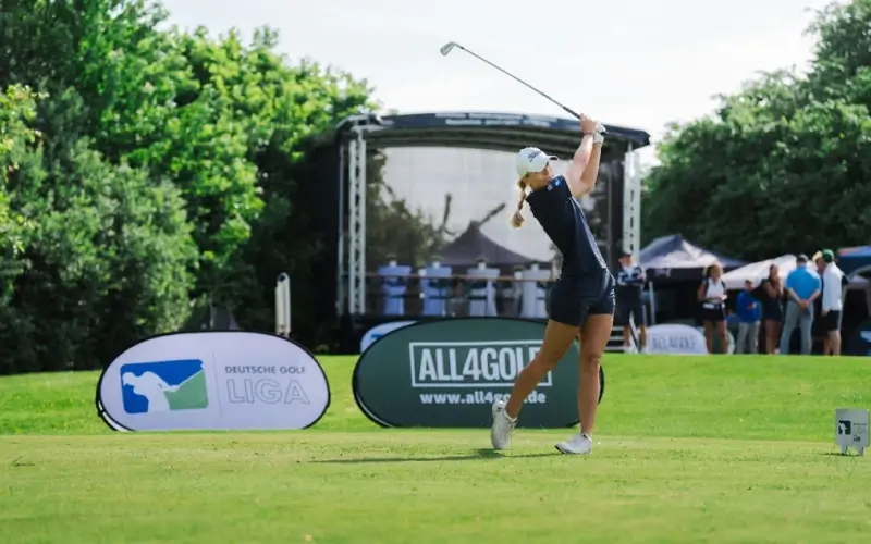 Spielerin des GC Hubbelrath beim Abschlag während des zweiten Spieltags der Deutschen Golf Liga in Hösel.