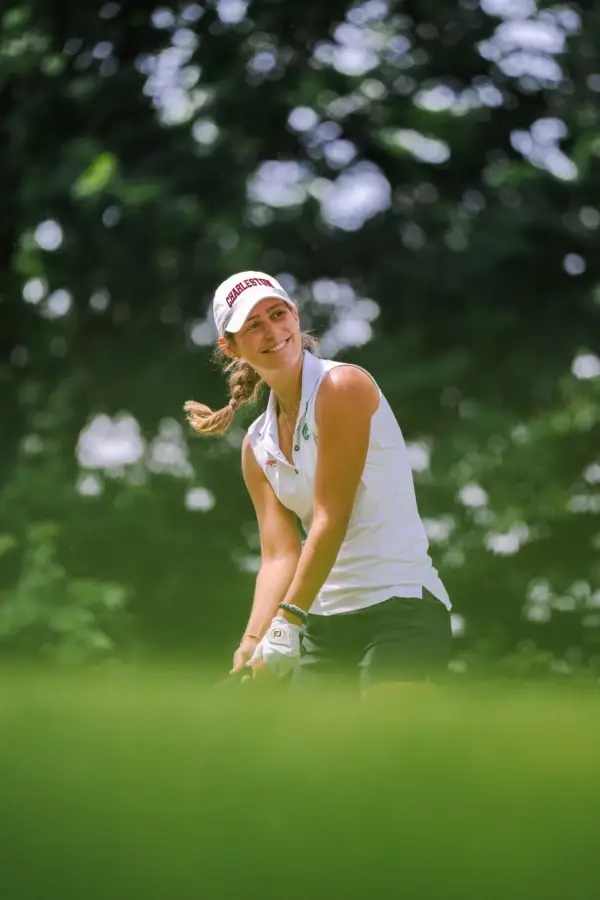 Spielerin des GC Hubbelrath konzentriert sich auf ihren Schlag beim DGL-Spieltag im Golf Club Hösel.