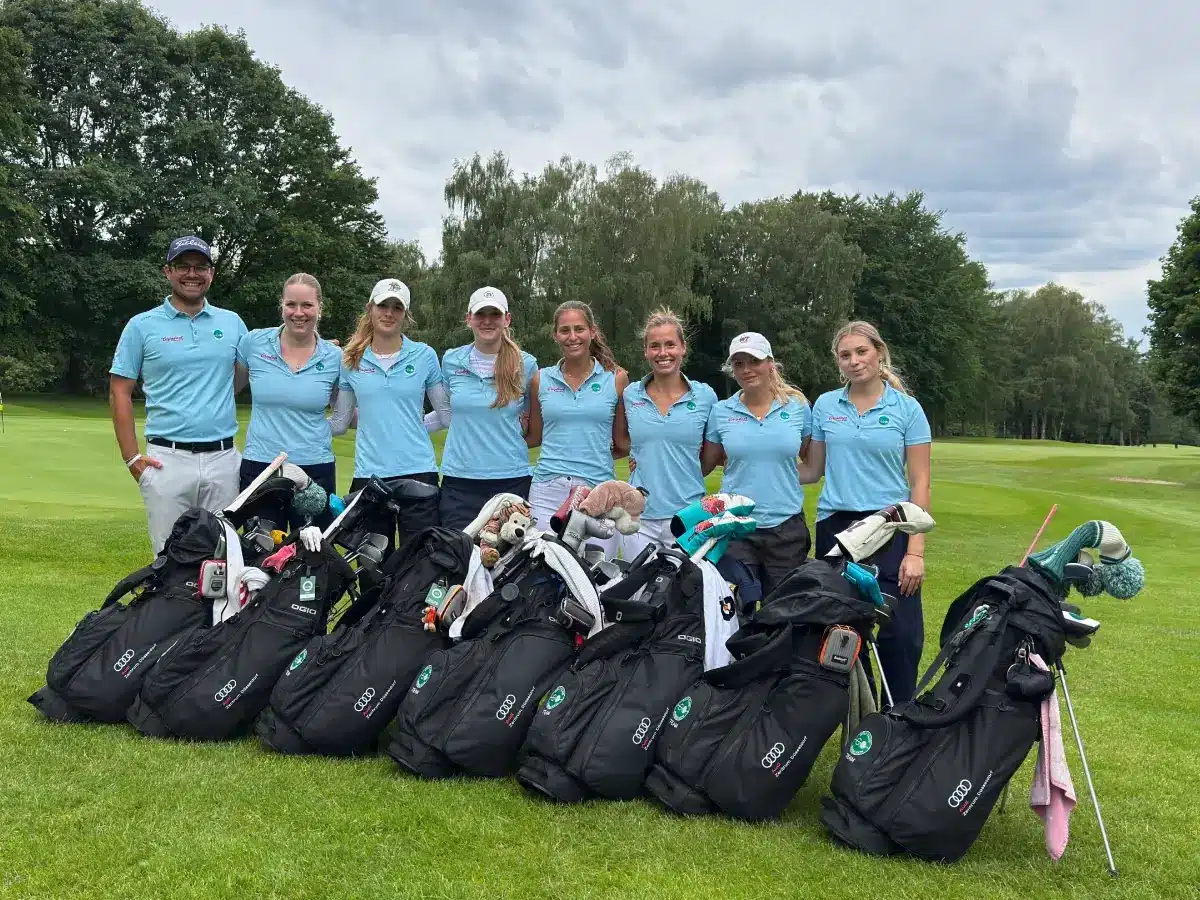 Damenmannschaft des GC Hubbelrath mit Trainer auf dem Golfplatz beim dritten Spieltag der Deutschen Golf Liga.